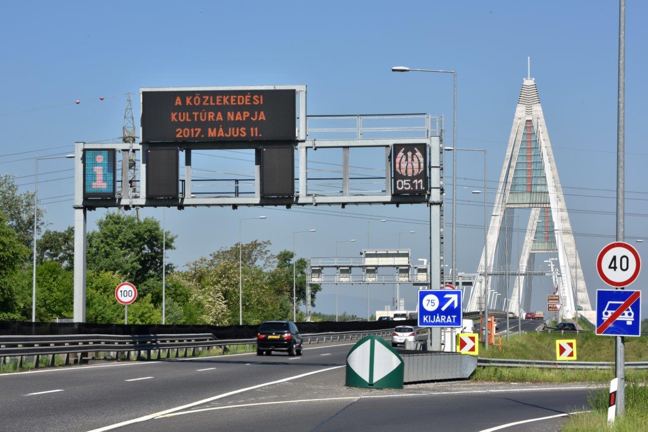 Tájékoztatás a Közlekedési Kultúra Napjáról a gyorsforgalmi úthálózat változtatható jelzésképű tábláin