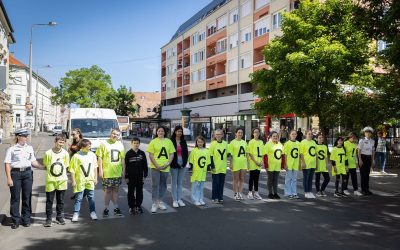 Iskolások flashmobbal hívták fel a figyelmet a biztonságos közlekedésre + videó