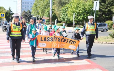 Motoros rendőrök biztosították a nem mindennapi sétát (Képek+Videó)