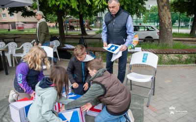 Rázkódó vasúti átkelő és kresztábla-erdő: testközelből ismerkedtek a diákok a közlekedés szabályaival